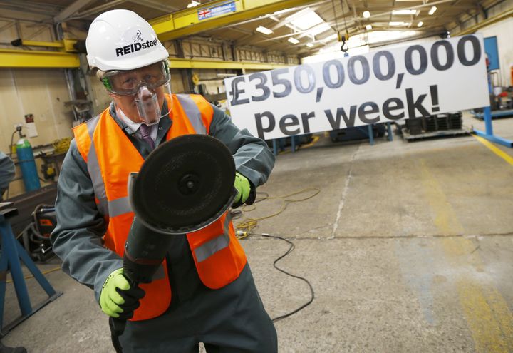 L'un des responsables de la campagne "Vote Leave", Boris Johnson, pose lors d'une visite dans une entreprise de construction, le 12 mai 2016, à Christchurch (Royaume-Uni). (DARREN STAPLES / REUTERS)