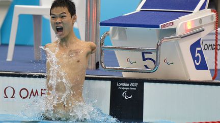 La joie du nageur chinois Zheng Tao apr&egrave;s avoir battu le record du monde de 100 m&egrave;tres dos aux Jeux paralympiques de Londres (Royaume-Uni), le 30 ao&ucirc;t 2012. (BEN STANSALL / AFP)