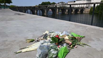 Des&nbsp;fleurs sur les lieux du drame pour rentre hommages&nbsp;aux trois jeunes hommes tués à coups de couteau à Angers (Maine-et-Loire) (Josselin CLAIR/PHOTOPQR/LE COURRIER DE L'OUEST/)