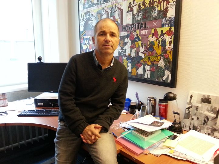 Le professeur Blaise Genton pose dans son bureau, le 10 d&eacute;cembre 2014, &agrave; Lausanne (Suisse). (YANN THOMPSON / FRANCETV INFO)