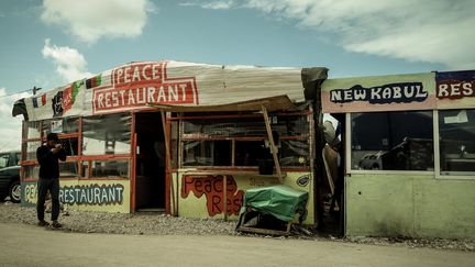 Un restaurant improvisé dans la "jungle" de Calais, le 10 août 2016. (PHILIPPE HUGUEN / AFP)