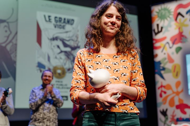 Léa Murawiec recevant le Fauve d'Angoulême prix du Public France Télévisions en 2022 pour "Le Grand vide". (Antoine Guibert - pour FIBD/9eArt+)