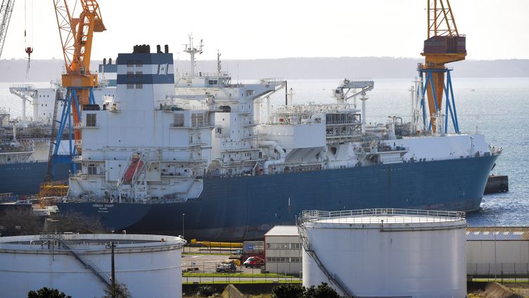 A ship carrying liquefied natural gas in the port of Brest (Finistère), November 14, 2022. (JEAN-FRANCOIS MONIER / AFP)