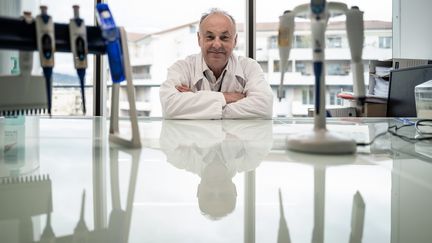 Bruno Lina à l'hôpital de la&nbsp;Croix-Rousse, le 14 janvier 2021, à Lyon. (JEFF PACHOUD / AFP)