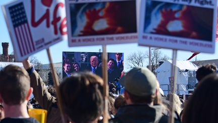 Des militants anti-avortement regardent le discours de Donald Trump, à Washington (Etats-Unis), le 19 janvier 2018. (EVA HAMBACH / AFP)