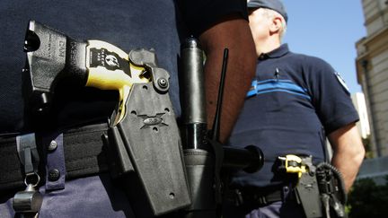 Des policiers municipaux portent &agrave; leur ceinture des pistolets &agrave; impulsions &eacute;lectriques Taser, &agrave; Nice (Alpes-Maritimes), le 27 mai 2010. (STEPHANE DANNA / AFP)