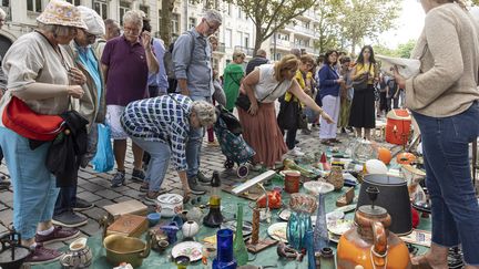 La braderie de Lille attire chaque année 2 millions de visiteurs en quête d'objets de seconde main. (SEBASTIEN COURDJI / MAXPPP)