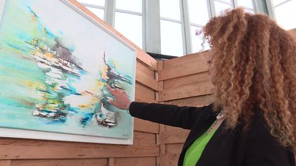 Rosario d'Espinay, peintre franco-colombienne, devant sa toile (France 3 Normandie)