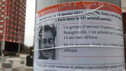 Des photos de Yuriy ont été affichées sur la dalle Beaugrenelle, dans le 15e arrondissement de Paris, lieu de l'agression. (BENJAMIN  ILLY / FRANCE-INFO)