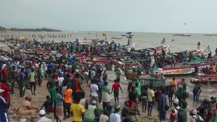 Sénégal : le port de Mbour, un artisanat haut en couleurs