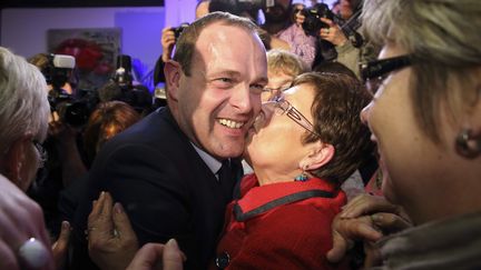 Le candidat du Front national, Steeve Briois, f&ecirc;te sa victoire &agrave; H&eacute;nin-Beaumont (Pas-de-Calais), le 23 mars 2014. (PASCAL ROSSIGNOL / REUTERS)