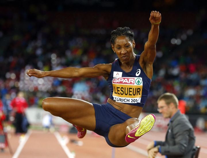 &nbsp; (Eloyse Lesueur lors de son saut transformé en médaille d'or © Reuters-Phil Noble)