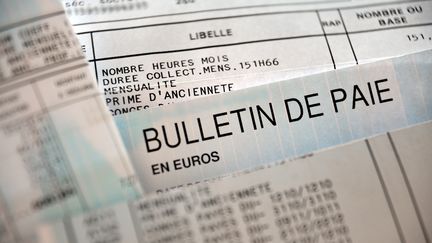 Principal changement au 1er juillet 2012 : la hausse de 2% du smic, pour plus de 2,7 millions de salari&eacute;s en France. (PHILIPPE HUGUEN / AFP)