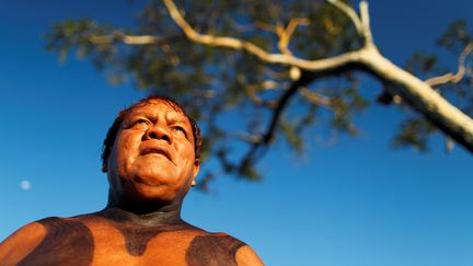 Le cacique Aritana Yawalapiti, l'un des principaux chefs indigènes du Brésil,&nbsp;le 9 mai 2012 (UESLEI MARCELINO / REUTERS)