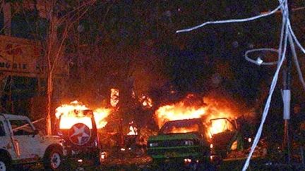 Juste après l'explosion dans un bar fréquenté par des touristes occidentaux à Kuta, Bali (Indonésie), le 13 octobre 2002. (AFP PHOTO/ DARMA)