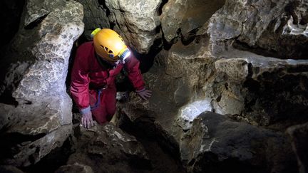 Un spéléologue visite une grotte dans l'est de la France. Photo d'illustration. (SEBASTIEN BOZON / AFP)