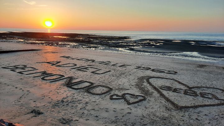 Hommage à Belmondo sur la plage de Villerville (Calvados) (THIBAULT LEFÉVRE / FRANCE-INTER)