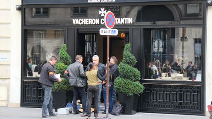 Des enqu&ecirc;teurs devant la bijouterie de la rue de la Paix, &agrave; Paris, le 4 octobre 2013. (CITIZENSIDE / AFP)