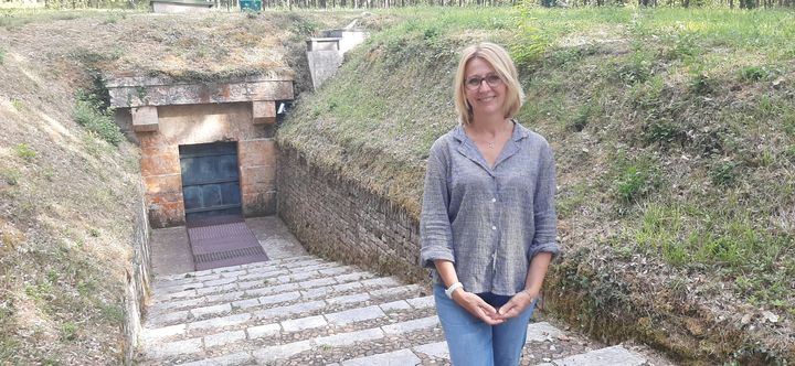 Muriel Mauriac, conservatrice du site, devant l'entrée de la grotte de Lascaux. (SEBASTIEN BAER / RADIO FRANCE)