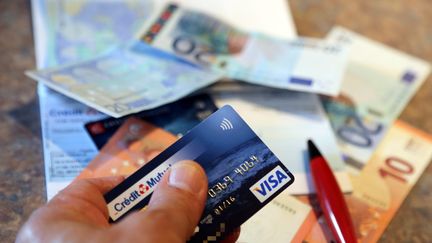 Carte bancaire, chèque et espèce : des moyens de paiement très utilisés par les Français (JULIO PELAEZ / MAXPPP)