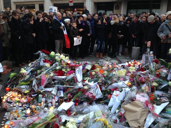 Devant le si&egrave;ge de Charlie Hebdo, &agrave; Paris, le 11 janvier 2015. (ILAN CARO / FRANCETV INFO)