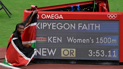 Faith Kipyegon, championne olympique du 1 500 mètres pour la deuxième fois, à Tokyo.&nbsp; (JAVIER SORIANO / AFP)