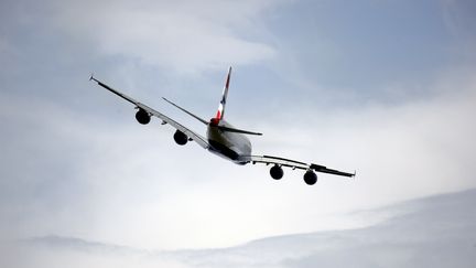 Un Airbus A 380 de British Airways survole Le Bourget, le 19 juin 2013. (ERIC FEFERBERG / AFP)