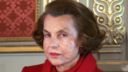 Liliane Bettencourt posant dans l'enceinte de l'Elysée (Paris), le 18 avril 2005. (PATRICK KOVARIK / FILES)