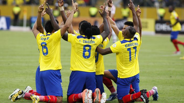 Les joueurs &eacute;quatoriens se r&eacute;unissent pour f&ecirc;ter un but contre le Paraguay, &agrave; Quito (Equateur), le 26 mars 2013.&nbsp; (GARY GRANJA / REUTERS)