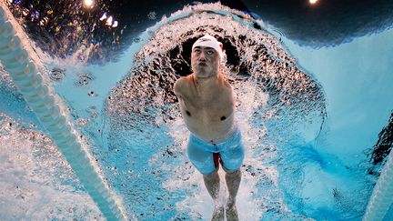 En immersion avec Weiyi Yuan. Le Chinois, qui a perdu ses deux bras à l'âge de 8 ans, glisse sur l'eau et ondule comme un dauphin, s'est offert deux médailles d'or et deux d'argent lors de ces Jeux paralympiques de Paris. (JOEL MARKLUND / AFP)