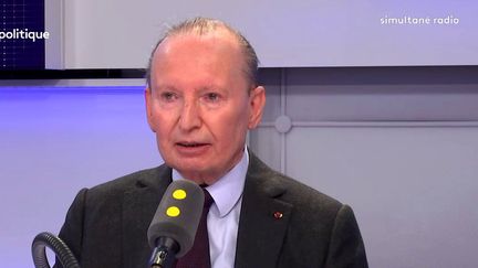 Raymond Soubie, le président des sociétés de conseil Alixio et Taddeo et ancien conseiller de Nicolas Sarkozy à l’Élysée, était l'invité de franceinfo jeudi 5 avril. (FRANCEINFO)