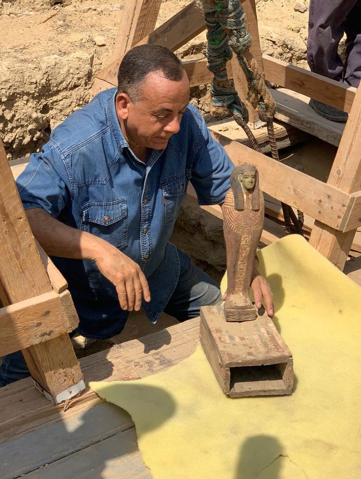 Mustafa Waziri, Secrétaire général du Conseil suprême des Antiquités, tenant une statue découverte dans la nécropole de Saqqara. (- / EGYPTIAN MINISTRY OF ANTIQUITIES)