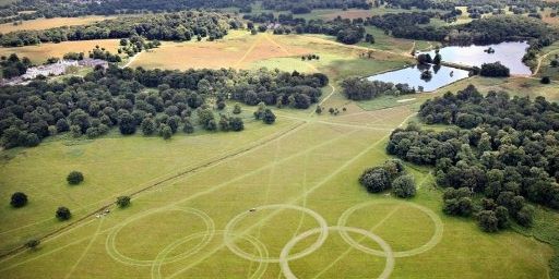 Les anneaux olympiques dessinés dans l'herbe bien verte du Richmond Park (ouest de Londres) (AFP - London 2012)