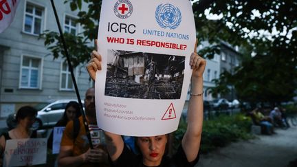 Des Ukrainiens manifestent en soutien aux prisonniers de guerre devant le consulat ukrainien à Cracovie, en Pologne, le 19 août 2022. (BEATA ZAWRZEL / NURPHOTO / AFP)