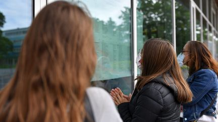 Des lycéennes consultent les résultat du baccalauréat, le 6 juillet 2021 au lycée Jean-Perrin de Lambersart (Nord). (MAXPPP)