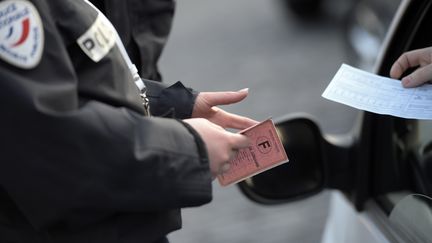 Pr&egrave;s de 3 000 automobilistes ont &eacute;t&eacute; verbalis&eacute;s pour non-respect de la circulation altern&eacute;e, le 23 mars 2015 &agrave; Paris.&nbsp; (LIONEL BONAVENTURE / AFP)