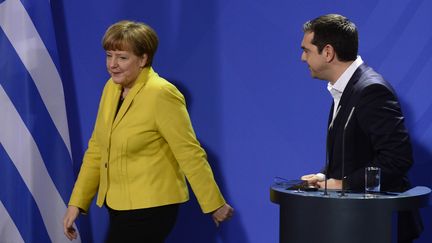 Angela Merkel et Alexis Tsipras quittent une conf&eacute;rence de presse, le 23 mars 2015, &agrave; Berlin (Allemagne). (JOHN MACDOUGALL / AFP)