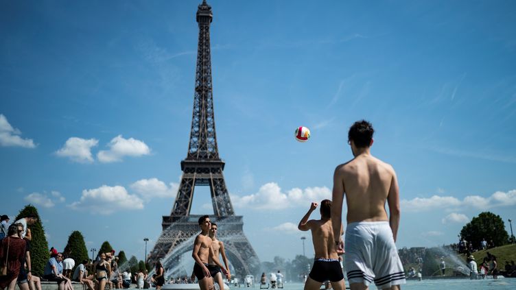 Des adolescents jouent au volley-ball&nbsp;dans la fontaine de l'esplanade du Trocadéro à Paris le 25 juin 2019, un mois&nbsp;marqué par une&nbsp;canicule&nbsp;exceptionnelle. (KENZO TRIBOUILLARD / AFP)