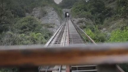 En Isère, le funiculaire de Saint Hilaire du Touvet (Isère) vous emmène à 1 000 m d'altitude en parcourant la pente la plus forte d'Europe. À l'arrivée, la vue est époustouflante. (france 3)