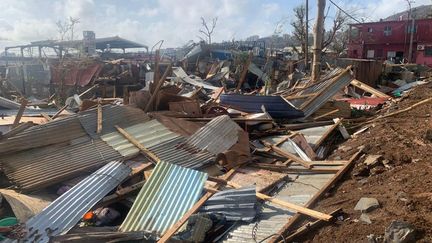 Des débris à Mamoudzou, sur l'archipel français de Mayotte, dans l'océan Indien, après le passage du cyclone Chido, le 15 décembre 2024. (KWEZI / AFP)