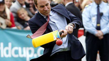 Le prince Williams fait une d&eacute;monstration de cricket &agrave; Christchurch (Nouvelle-Z&eacute;alnde), le 14 avril 2014. (PHIL NOBLE / REUTERS)