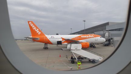 Un avion Easyjet sur le tarmac de l'aéroport de Toulouse (Haute Garonne). (MATHIEU FERRI / RADIO FRANCE)