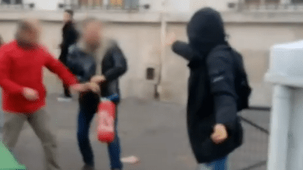 Capture d'&eacute;cran d'une vid&eacute;o du Figaro.fr, dans laquelle un parent d'&eacute;l&egrave;ve s'appr&ecirc;te &agrave; frapper un lyc&eacute;en voulant bloquer le lyc&eacute;e Montaigne &agrave; Paris, le 14 novembre 2014. (LE FIGARO.FR)