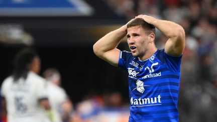 Le demi de mêlée du Castres olympique Jérémy Fernandez les mains&nbsp;durant le match de sa formation en finale du Top 14 contre Montpellier, le 24 juin 2022 au Stade de France (FRANCK FIFE / AFP)