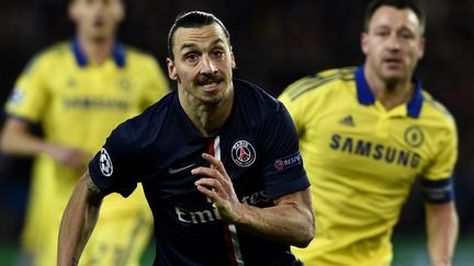 L'attaquant du PSG Zlatan Ibrahimovic lance une offensive, le 17 f&eacute;vrier 2015, contre Chelsea, au Parc des Princes. (FRANCK FIFE / AFP)