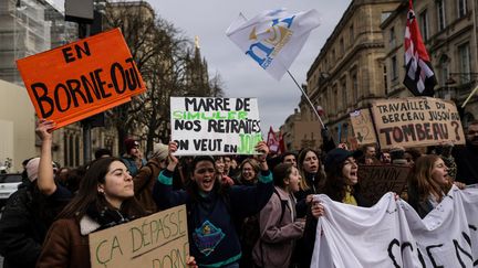 Des étudiants manifestent contre la réforme des retraites à Bordeaux, le 7 février 2023. (THIBAUD MORITZ / AFP)