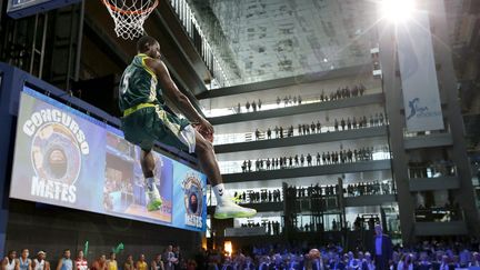 Le joueur de l'Unicaja Malaga James Gist dunk lors de la pr&eacute;sentation de la saison de basket espagnol 2012-2013 &agrave; Madrid (Espagne), le 26 septembre 2012. (JUAN CARLOS HIDALGO / EFE / SIPA)