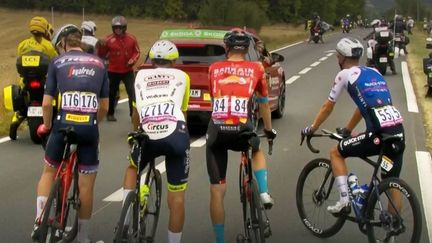 Les quatre échappés du début de la 19e étape du Tour de France ont été contraints de s'arrêter en raison de manifestants présents sur le parcours, le 22 juillet 2022. (FRANCEINFO: SPORT)