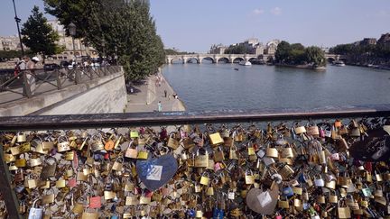 Cadenas d'amour accrochés sur le pont des Arts à Paris, juillet 2013  
 (Miguel Medina / AFP)