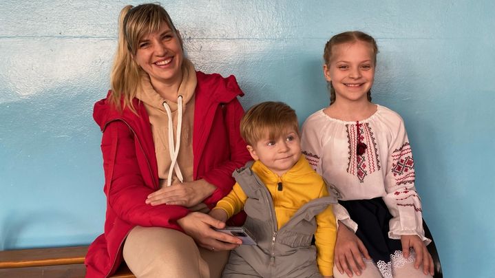 Olga, sa fille Valeria, et son tout jeune fils. (BORIS LOUMAGNE / RADIO FRANCE)